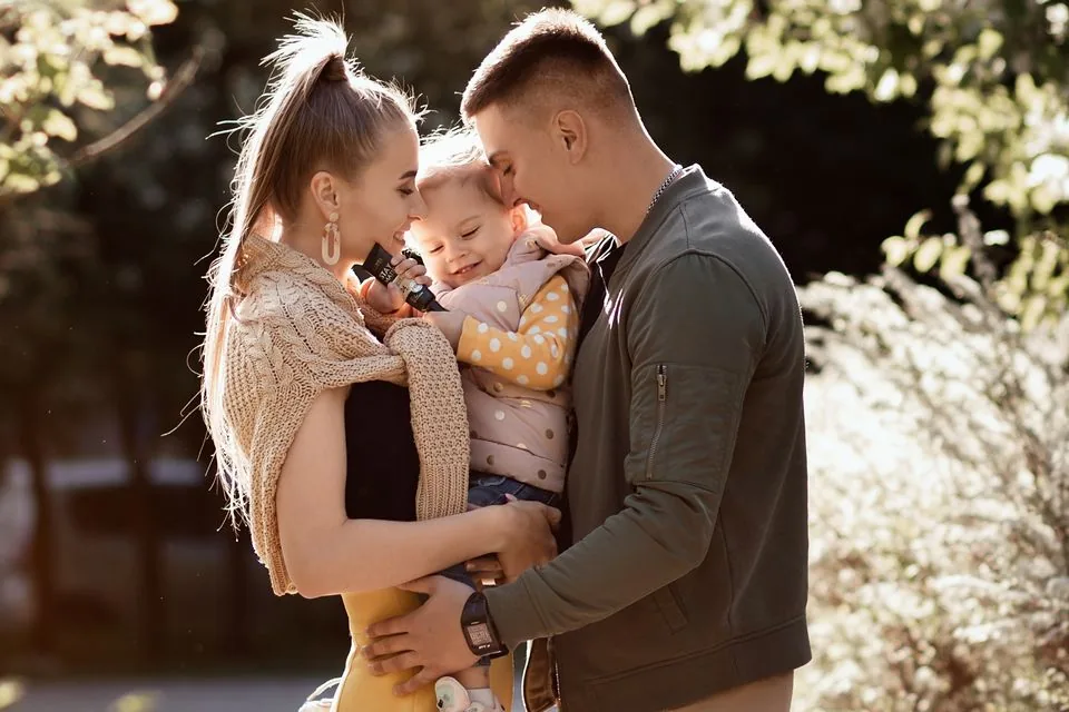 Familia feliz al aire libre